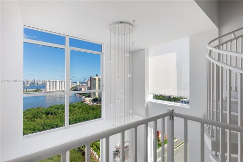 Condominio en venta en Sunny Isles Beach, Florida, 4 dormitorios, 291.71 m2 № 998028 - foto 22