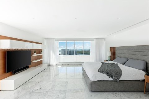 Condominio en venta en Sunny Isles Beach, Florida, 4 dormitorios, 291.71 m2 № 998028 - foto 11