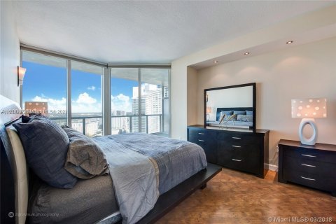 Condo in Miami, Florida, 2 bedrooms  № 12611 - photo 9