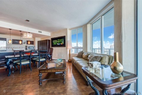 Condo in Miami, Florida, 2 bedrooms  № 12611 - photo 7