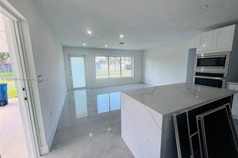 House in Hallandale Beach, Florida 3 bedrooms, 95.88 sq.m. № 1311287 - photo 9