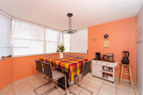 Copropriété à vendre à North Miami Beach, Floride: 2 chambres, 122.45 m2 № 1329423 - photo 12