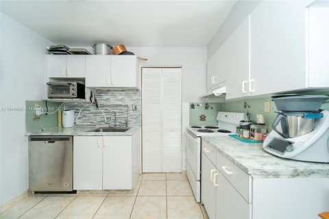 Condo in North Miami Beach, Florida, 2 bedrooms  № 1329423 - photo 14