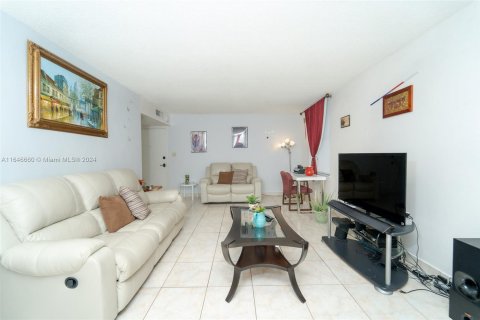 Condominio en venta en North Miami Beach, Florida, 2 dormitorios, 122.45 m2 № 1329423 - foto 9