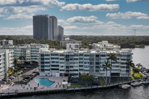 Condo in North Miami Beach, Florida, 2 bedrooms  № 1329423 - photo 2