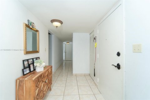 Condo in North Miami Beach, Florida, 2 bedrooms  № 1329423 - photo 11