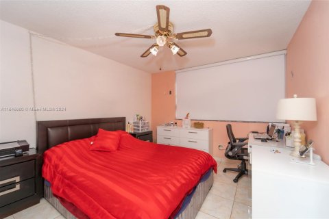 Condo in North Miami Beach, Florida, 2 bedrooms  № 1329423 - photo 17