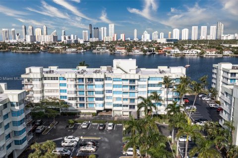 Condominio en venta en North Miami Beach, Florida, 2 dormitorios, 122.45 m2 № 1329423 - foto 1