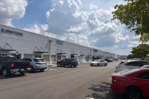 Propiedad comercial en venta en Lauderdale Lakes, Florida № 1316485 - foto 18