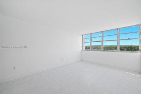 Condo in North Miami Beach, Florida, 2 bedrooms  № 1368758 - photo 24