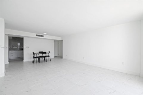 Condo in North Miami Beach, Florida, 2 bedrooms  № 1368758 - photo 18