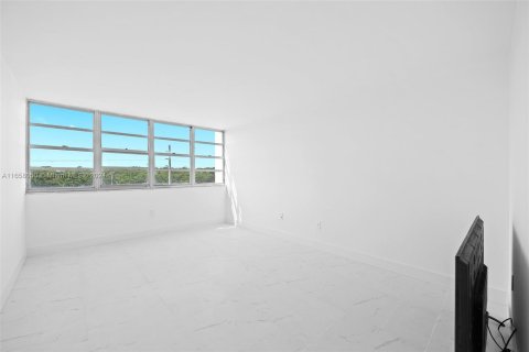 Condo in North Miami Beach, Florida, 2 bedrooms  № 1368758 - photo 23