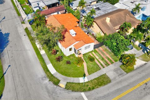 Casa en venta en Miami, Florida, 3 dormitorios, 196.02 m2 № 1368850 - foto 2