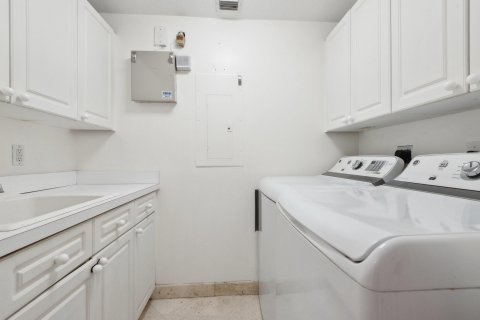 Condo in Hollywood, Florida, 3 bedrooms  № 940974 - photo 29