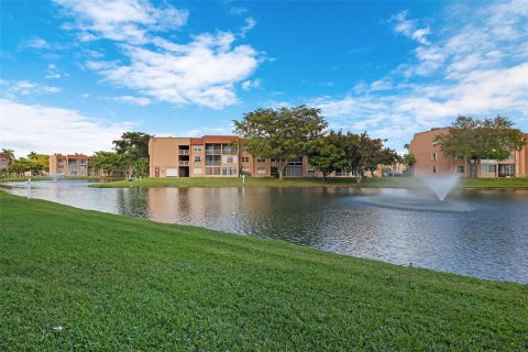 Condo in Sunrise, Florida, 1 bedroom  № 1135734 - photo 1