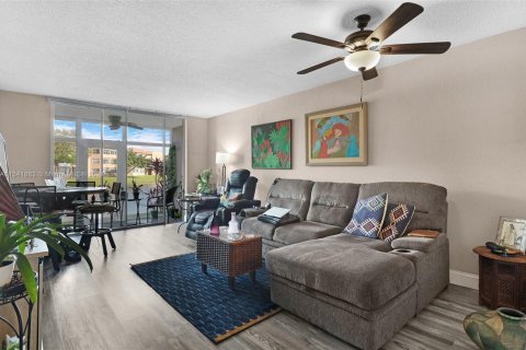 Condo in Sunrise, Florida, 1 bedroom  № 1135734 - photo 2