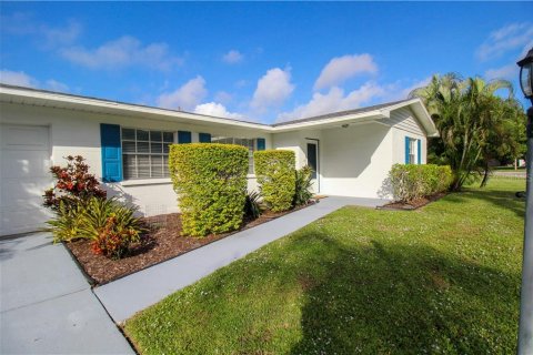 Villa ou maison à louer à Bradenton, Floride: 2 chambres, 122.54 m2 № 213423 - photo 1