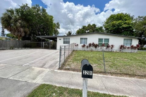 House in Lauderhill, Florida 5 bedrooms, 156.35 sq.m. № 1368886 - photo 1