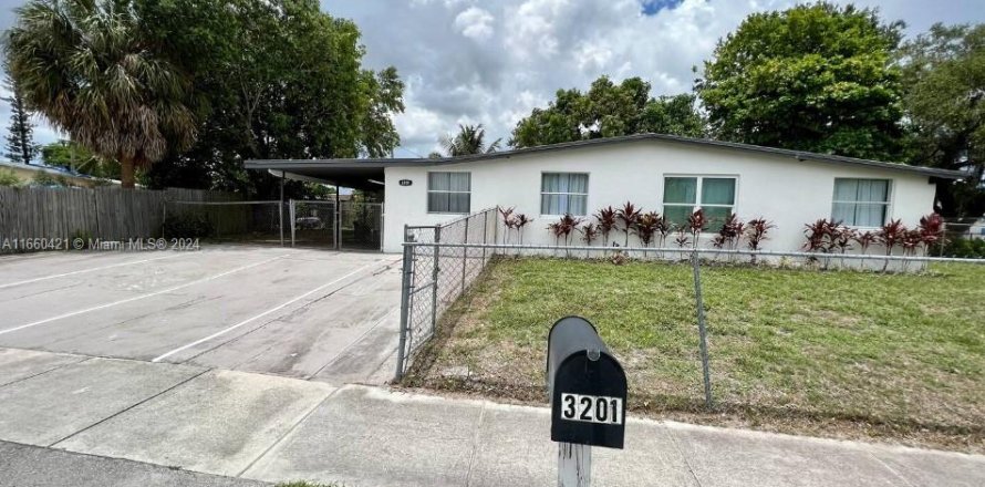 House in Lauderhill, Florida 5 bedrooms, 156.35 sq.m. № 1368886