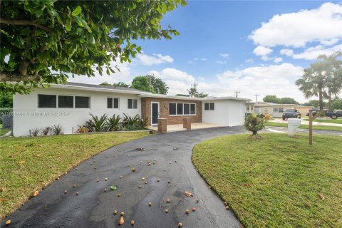 Villa ou maison à vendre à Miami, Floride: 4 chambres, 225.75 m2 № 1368887 - photo 2