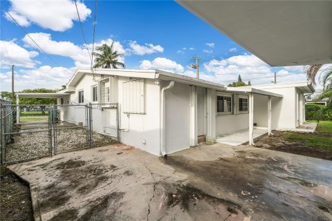 Casa en venta en Miami, Florida, 4 dormitorios, 225.75 m2 № 1368887 - foto 16