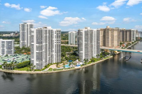 Condominio en venta en Aventura, Florida, 2 dormitorios, 125.7 m2 № 1399982 - foto 17