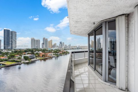 Condo in Aventura, Florida, 2 bedrooms  № 1399982 - photo 15