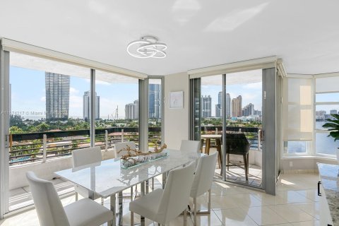 Condominio en venta en Aventura, Florida, 2 dormitorios, 125.7 m2 № 1399982 - foto 3