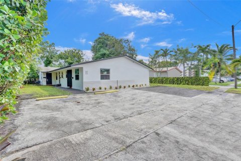 Immobilier commercial à vendre à Lauderhill, Floride: 223.24 m2 № 1389673 - photo 1