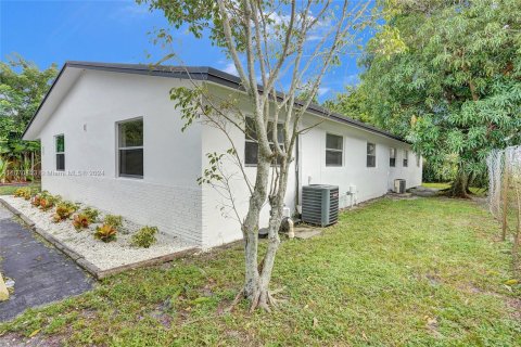 Immobilier commercial à vendre à Lauderhill, Floride: 223.24 m2 № 1389673 - photo 4