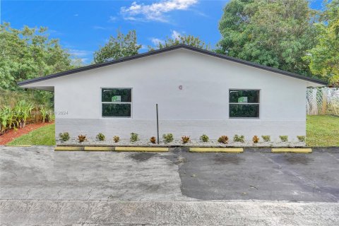 Commercial property in Lauderhill, Florida 223.24 sq.m. № 1389673 - photo 2