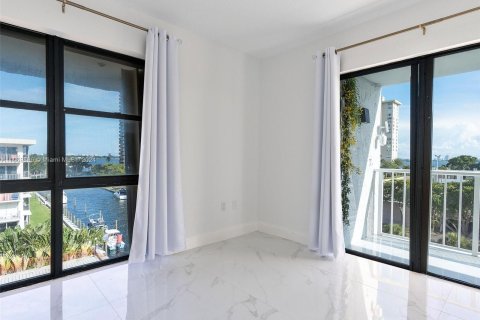 Condo in Miami, Florida, 2 bedrooms  № 1389648 - photo 17