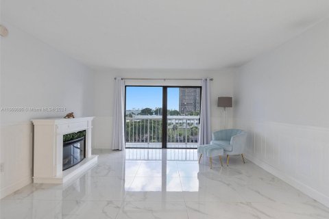 Condo in Miami, Florida, 2 bedrooms  № 1389648 - photo 5