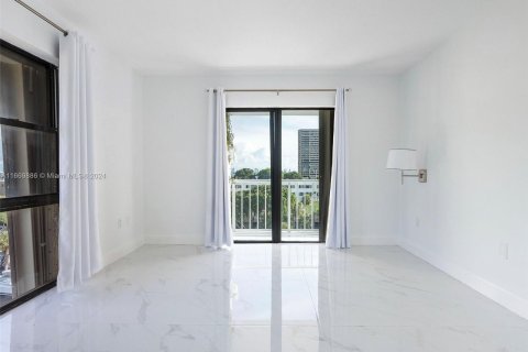 Condo in Miami, Florida, 2 bedrooms  № 1389648 - photo 18