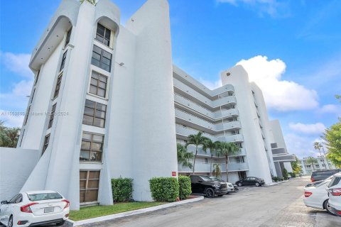 Condo in Miami, Florida, 2 bedrooms  № 1389648 - photo 2