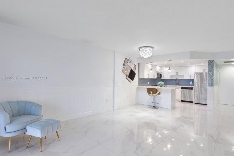 Condo in Miami, Florida, 2 bedrooms  № 1389648 - photo 9