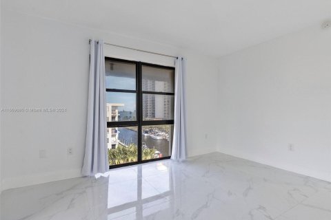 Condo in Miami, Florida, 2 bedrooms  № 1389648 - photo 25