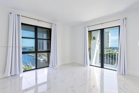 Condo in Miami, Florida, 2 bedrooms  № 1389648 - photo 16