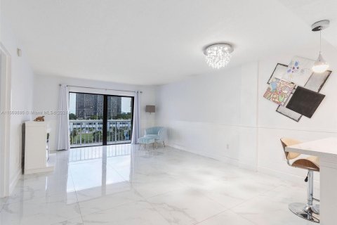 Condo in Miami, Florida, 2 bedrooms  № 1389648 - photo 8