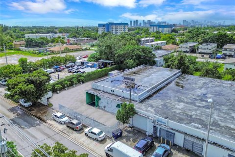 Propiedad comercial en venta en Miami, Florida № 1389677 - foto 2