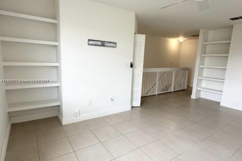 Condo in Hialeah, Florida, 1 bedroom  № 1309267 - photo 12