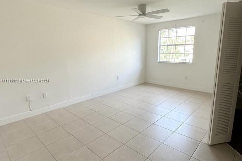 Condominio en venta en Hialeah, Florida, 1 dormitorio, 82.4 m2 № 1309267 - foto 10