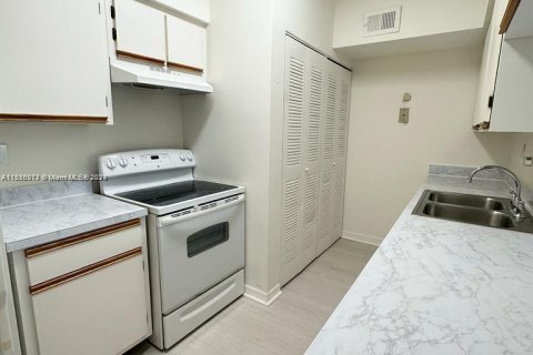 Condo in Hialeah, Florida, 1 bedroom  № 1309267 - photo 8