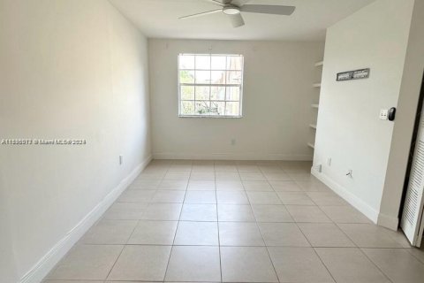 Condominio en venta en Hialeah, Florida, 1 dormitorio, 82.4 m2 № 1309267 - foto 11