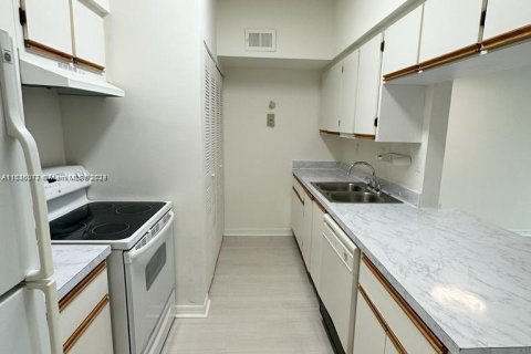 Condo in Hialeah, Florida, 1 bedroom  № 1309267 - photo 7