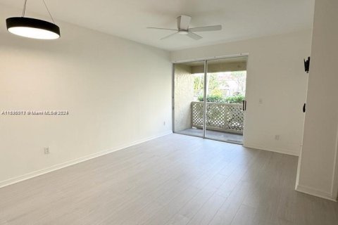 Condominio en venta en Hialeah, Florida, 1 dormitorio, 82.4 m2 № 1309267 - foto 5