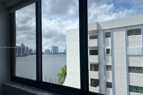 Condo in Sunny Isles Beach, Florida, 2 bedrooms  № 1309270 - photo 15