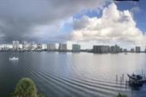 Condo in Sunny Isles Beach, Florida, 2 bedrooms  № 1309270 - photo 1