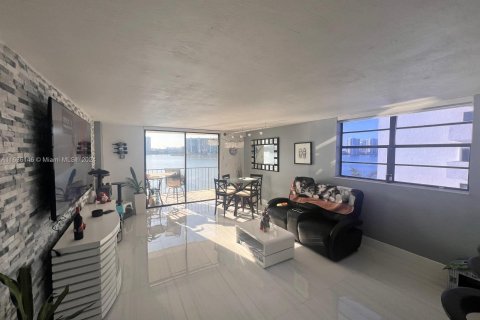 Condo in Sunny Isles Beach, Florida, 2 bedrooms  № 1309270 - photo 14