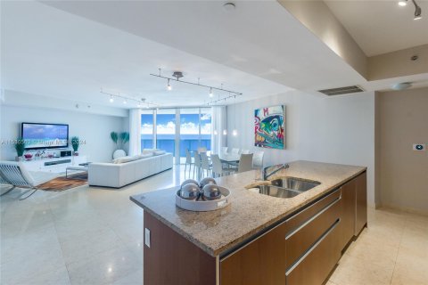 Condominio en venta en Sunny Isles Beach, Florida, 2 dormitorios, 175.21 m2 № 1013675 - foto 9